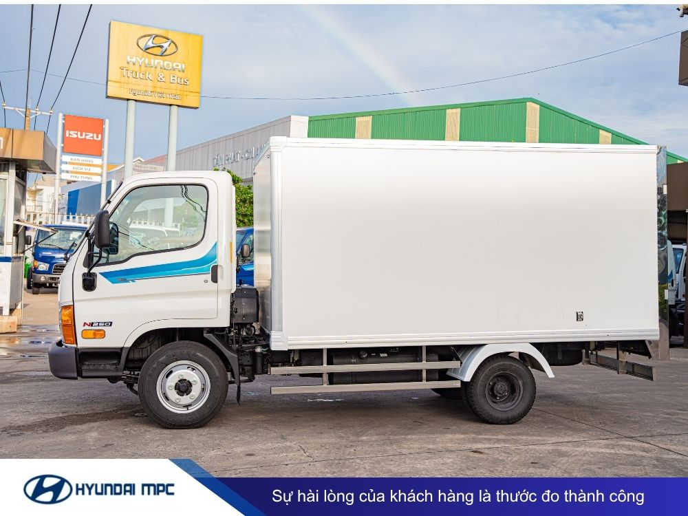 Giá xe tải Hyundai Mighty N250SL thùng kín composite 2T - 2.5T